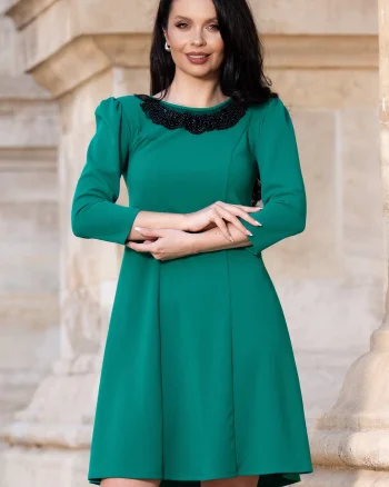 Rochie de ocazie verde evazata cu colier din margele negre