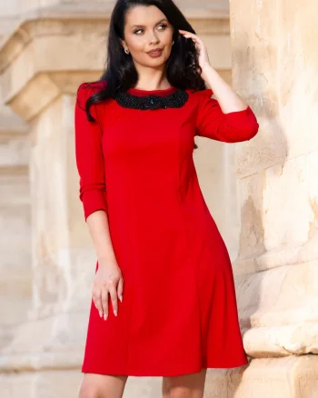 Rochie de ocazie rosie evazata cu colier din margele negre