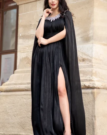Rochie de seara neagra eleganta Anubis cu maneci trena si aplicatii pretioase