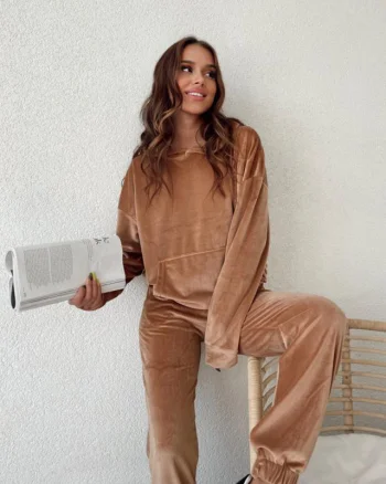 Compleu de catifea Catiana, pantaloni cu banda elastica, bluza cu buzunar oversize si gluga, Maro