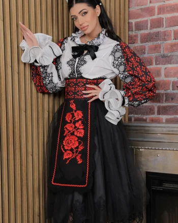 Fota traditionala Flori de Sânziene cu broderie rosie