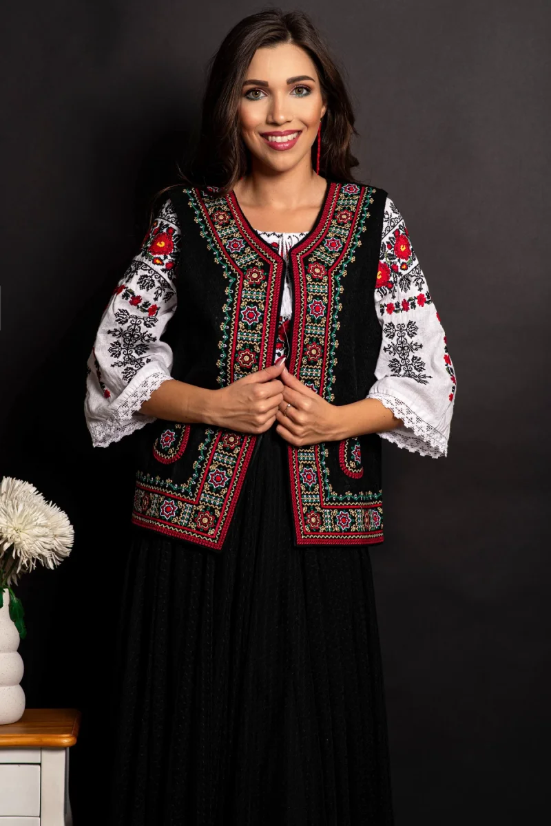 Vesta traditionala neagra Ruxandra brodata cu motivul stelei