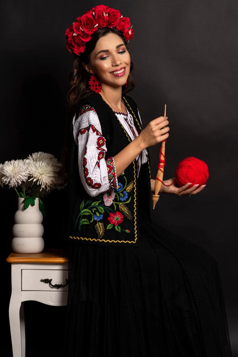 Vesta dama traditionala neagra Georgeta cu maci brodati