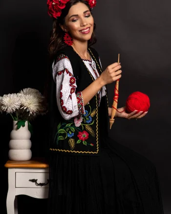 Vesta dama traditionala neagra Georgeta cu maci brodati