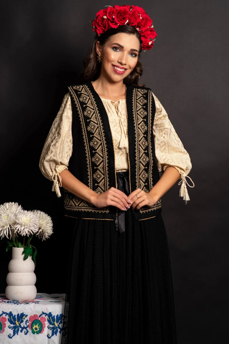 Vesta dama traditionala Aniela neagra cu broderie bej si simbolul rombului