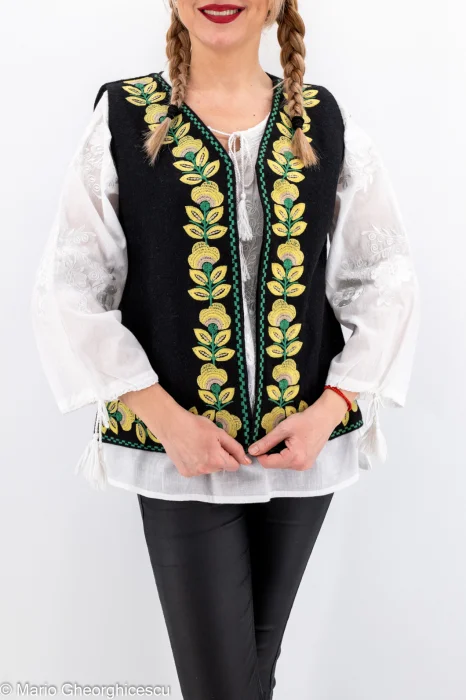 Vesta brodata cu model traditional Alina 10