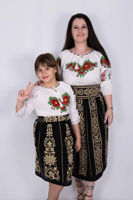 Ie traditionala fetite Sidonia