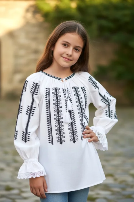 Ie traditionala fetite Crina 5
