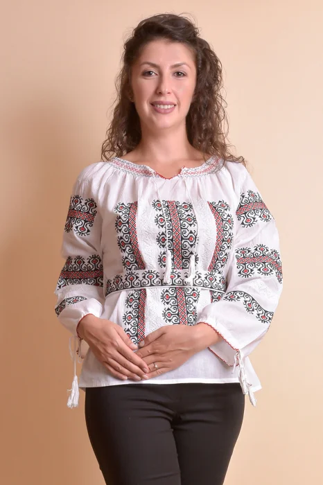 Ie traditionala alba cu motiv geometric multicolor Sanda