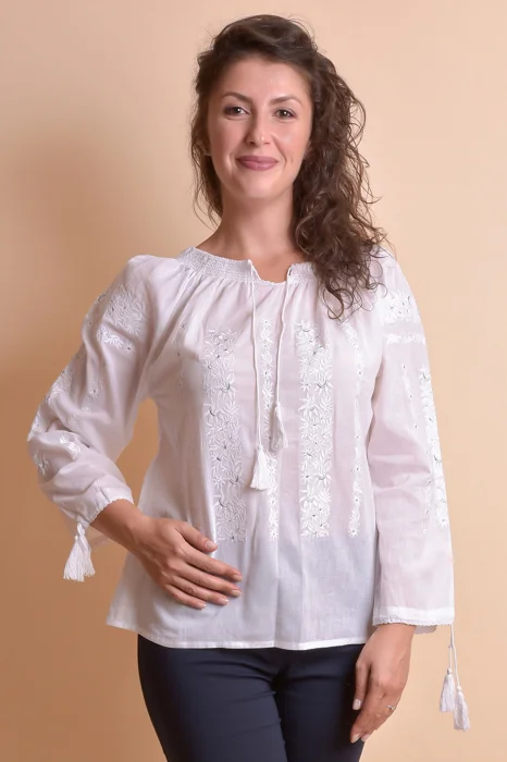Ie traditionala alba cu motiv floral alb Arabella