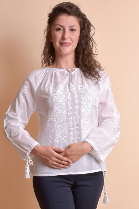 Ie traditionala alba cu motiv floral alb Eleonora