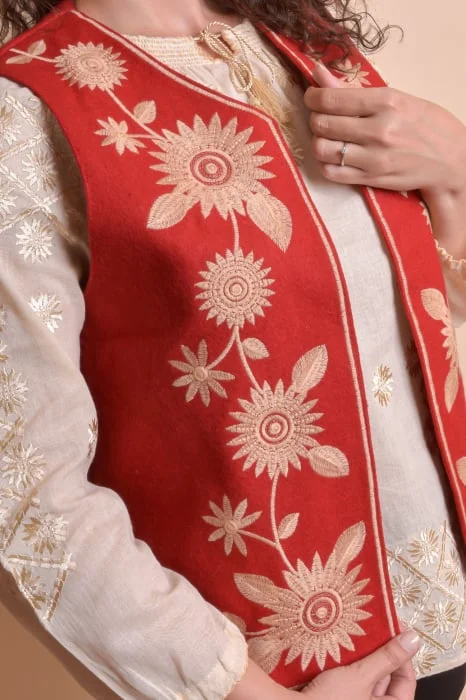 Vesta traditionala rosie cu broderie florala crem Camelia
