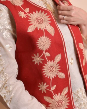 Vesta traditionala rosie cu broderie florala crem Camelia
