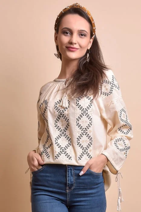 Ie traditionala crem cu motiv geometric auriu Dora