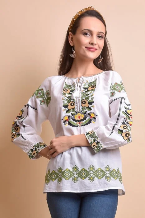 Ie traditionala alba cu motiv floral multicolor Mioara