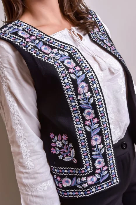 Vesta traditionala neagra cu broderie florala multicolora Violeta 01