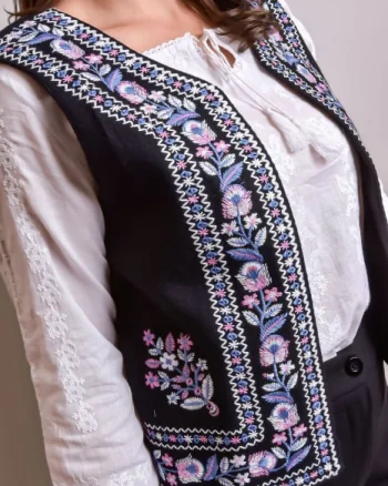 Vesta traditionala neagra cu broderie florala multicolora Violeta 01