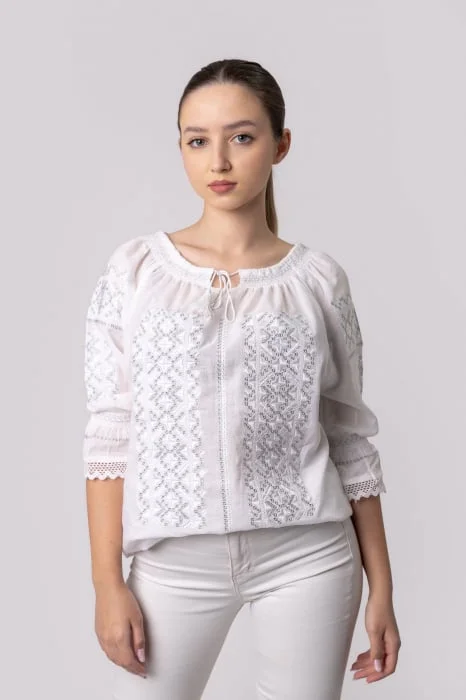 Ie traditionala alba cu motiv geometric argintiu Celia 01