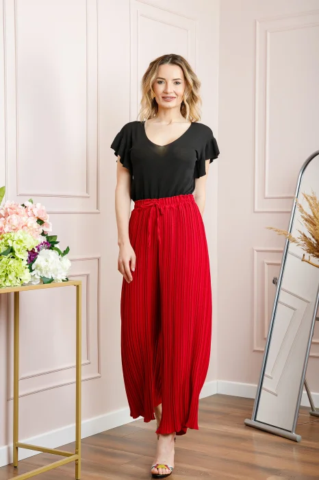 Pantaloni plisati rosii cu elastic in talie