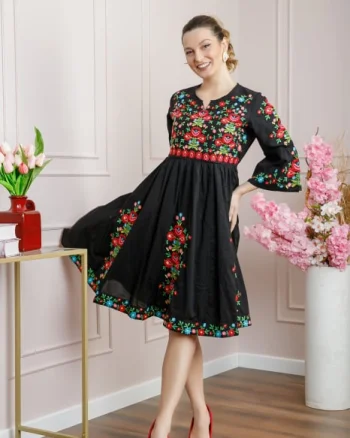 Rochie traditionala evazata neagra cu motiv floral multicolor Crina 02