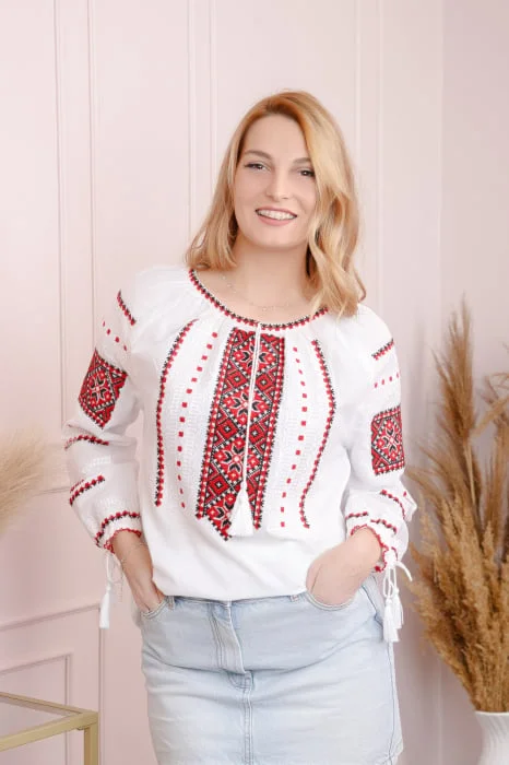 Ie traditionala alba cu motiv geometric rosu Paraschiva 09