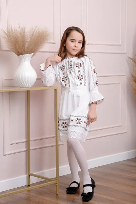 Rochie traditionala alba pentru fetite cu motiv floral multicolor Romanita