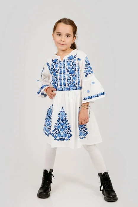 Rochie traditionala alba pentru fetite cu motiv floral albastru Sofia