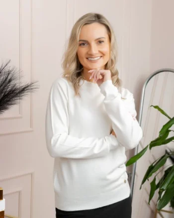 Pulover tricotat fin cu detalii ondulate Caroline - Alb