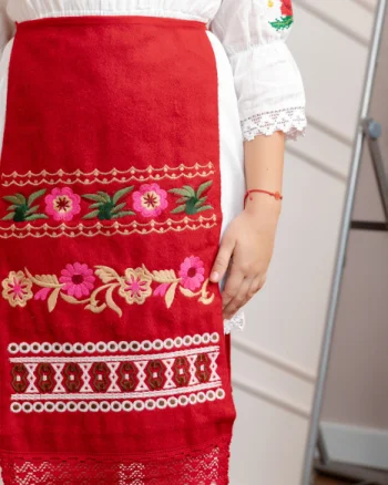 Catrinta traditionala rosie pentru fetite cu broderie florala roz Lacramioara
