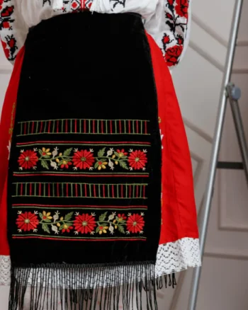Catrinta traditionala neagra pentru fetite cu broderie florala rosie Sonia 02
