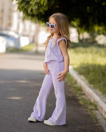 Trening din catifea lila cu pantalon evazat și bluza cu umerasi pentru fete