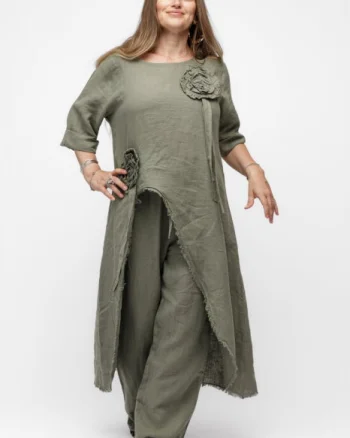 Compleu cu flori aplicate din in, cu bluza tunica mai lunga in spate si pantaloni, kaki