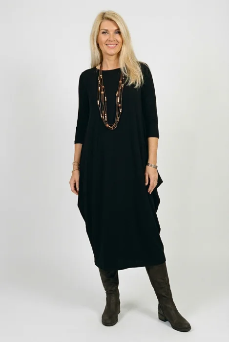 Rochie lunga neagra cu colturi laterale, croiala lejera si design minimalist din vascoza