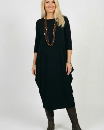 Rochie lunga neagra cu colturi laterale, croiala lejera si design minimalist din vascoza