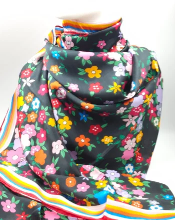 Esarfa dreptunghiulara tip pareo, cu imprimeu floral multicolor pe fond negru