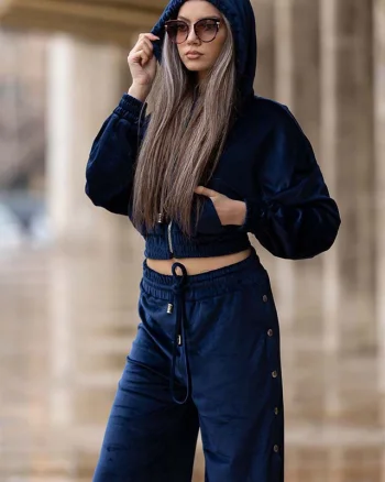 Compleu de catifea Amena - pantaloni evazati cu capse si hanorac Blueumarine
