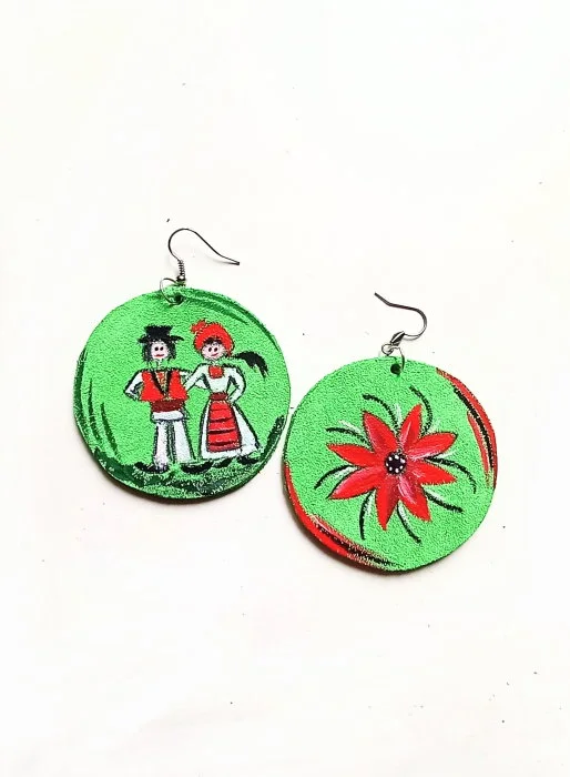 Cercei verzi handmade ,din piele naturala ,pictati manual ,cu motiv traditional ,unicat