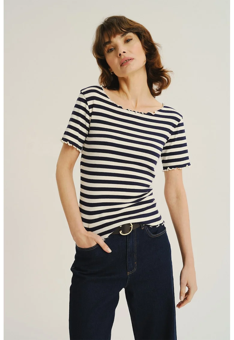 Tricou cu model in dungi si terminatii valurite, Crem/Bleumarin