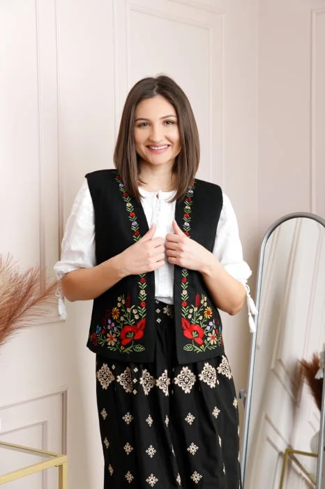 Vesta traditionala neagra cu broderie florala multicolora Marcela