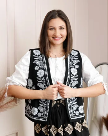 Vesta traditionala neagra cu broderie florala alba Anabela