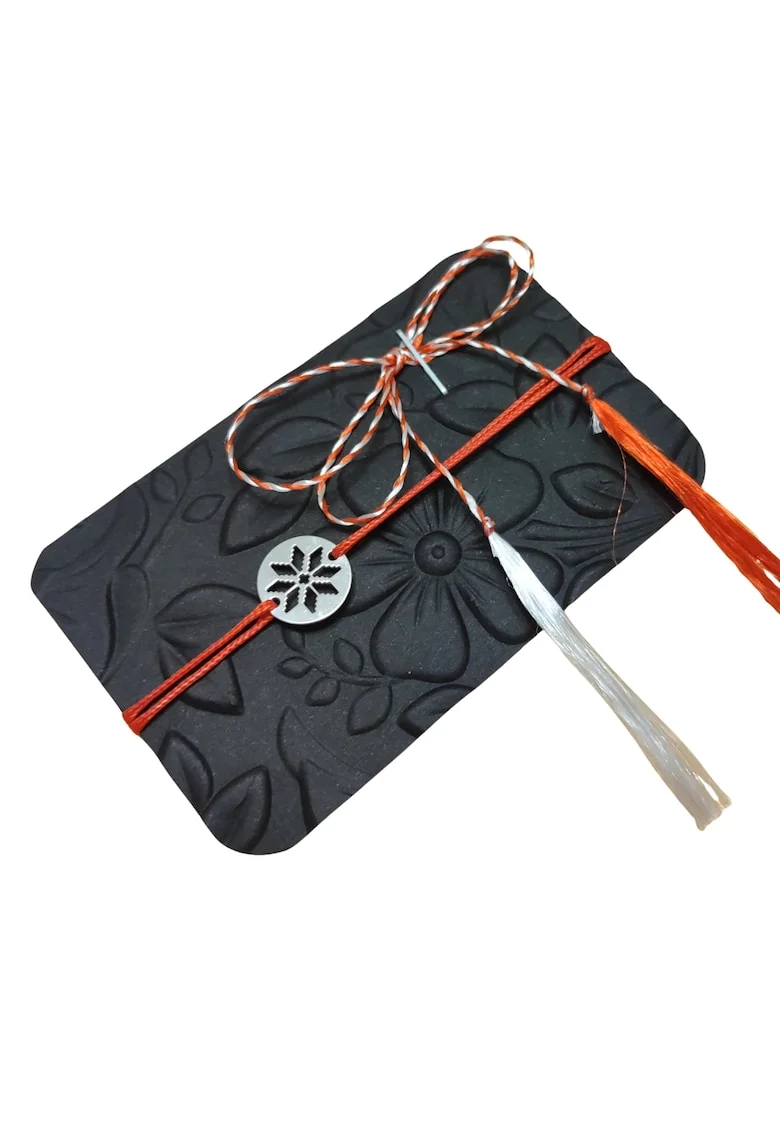 Bratara snur rosu, banut cu motiv traditional decupat, argint 925