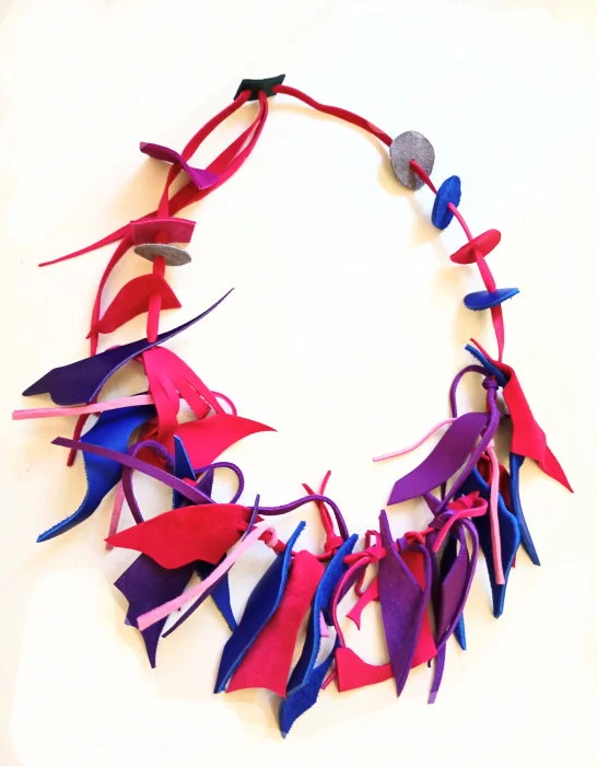Colier handmade unicat multicolor din piele naturala,nuante albastru regal ,mov, fuchsia