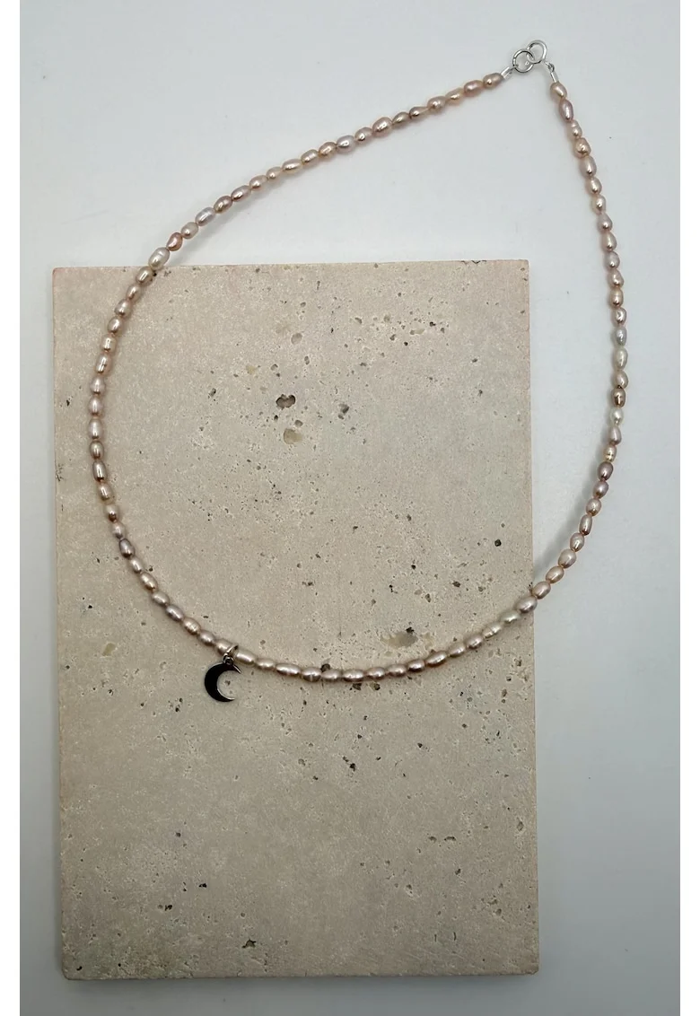 Colier handmade, realizat din perle de cultura roz, pandantiv semiluna argint925, inchiderile argint925