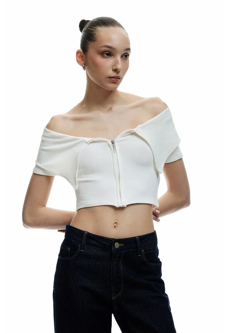 Tricou crop cu decolteu pe umeri, Alb