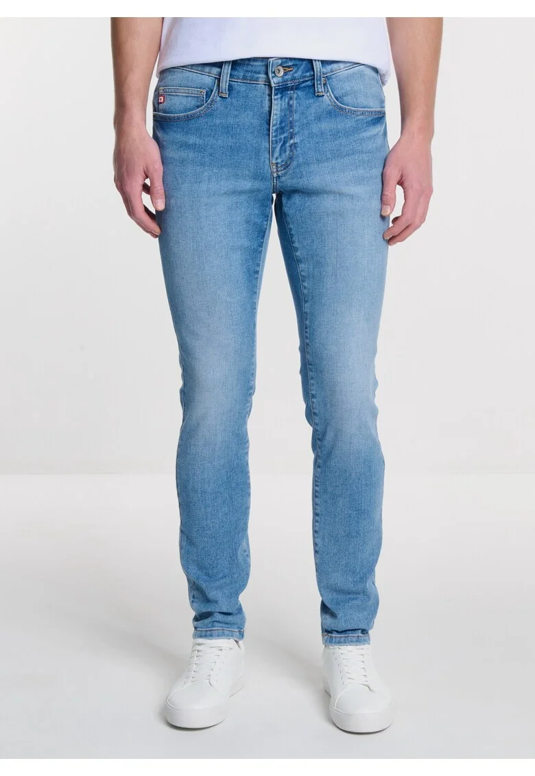 Blugi barbati  DERIC 238, albastru deschis, denim elastic, croiala moderna, talie joasa