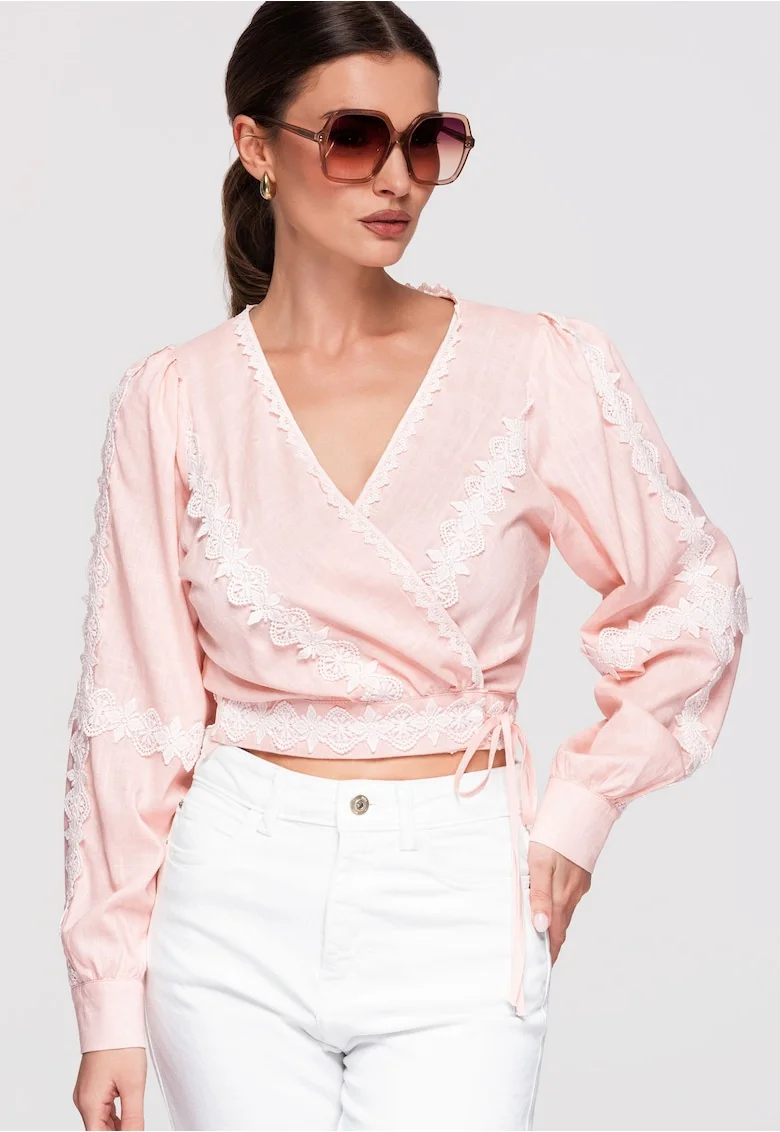 Bluza tip ie cu croiala petrecuta, maneci lungi si aplicatii delicate din dantela, Roz