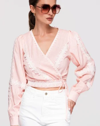 Bluza tip ie cu croiala petrecuta, maneci lungi si aplicatii delicate din dantela, Roz
