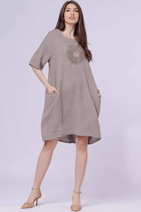Rochie midi din in cu floare din paiete pe piept, bej inchis