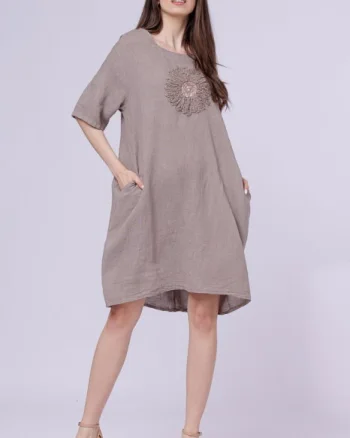 Rochie midi din in cu floare din paiete pe piept, bej inchis