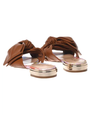 Papuci din piele cu aplicatie funda, Maro